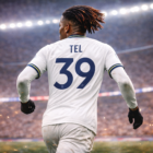 Giocatore di calcio di spalle con maglia bianca e nome Tel, in corsa in uno stadio illuminato durante una partita