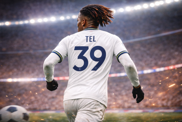 Giocatore di calcio di spalle con maglia bianca e nome Tel, in corsa in uno stadio illuminato durante una partita