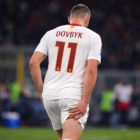 Infortunio Dovbyk durante Lecce-Roma: l’attaccante giallorosso esce dal campo dolorante dopo il gol