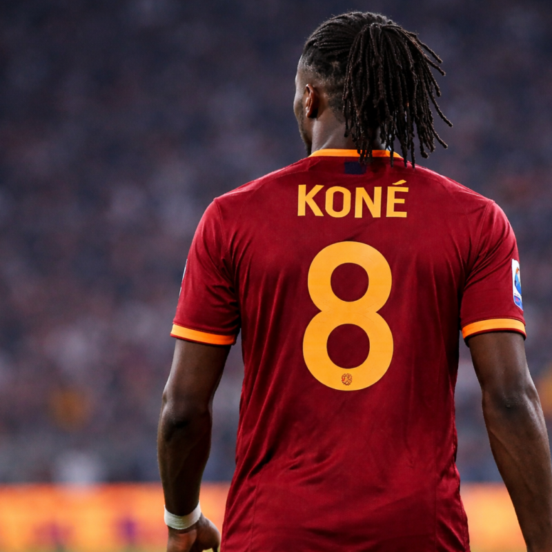 Infortunio Koné Roma Milan: Manu Koné di spalle con la maglia della Roma durante Roma-Milan