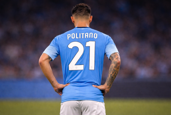 Infortunio di Politano: Matteo visto di spalle durante la partita con maglia azzurra e numero 21