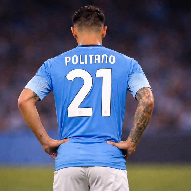 Infortunio di Politano: Matteo visto di spalle durante la partita con maglia azzurra e numero 21