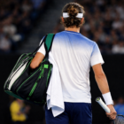 Musetti si ritira contro Djokovic agli Australian Open mentre lascia il campo di spalle