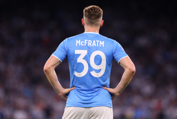 Soprannome di McTominay: McTominay di spalle in campo con maglia azzurra senza loghi