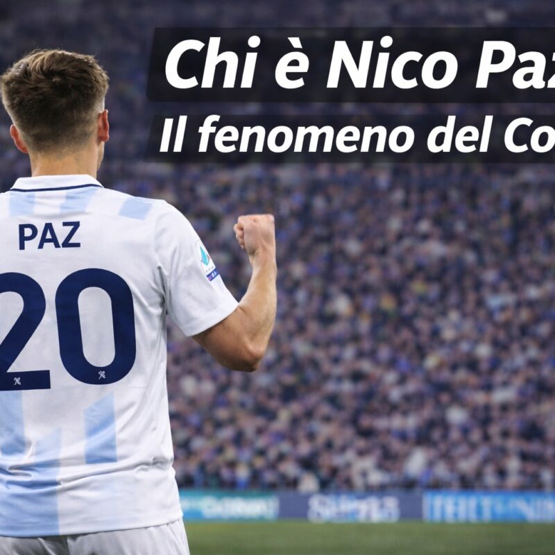 Nico Paz ripreso di spalle con la maglia bianca del Como numero 20 e nome “PAZ”, braccia alzate in esultanza davanti allo stadio pieno, con scritta, Chi è Nico Paz? Il fenomeno del Como, in alto.