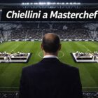 Giorgio Chiellini di spalle allo Juventus Stadium con due postazioni di cucina sul campo e scritta Chiellini a Masterchef in alto.