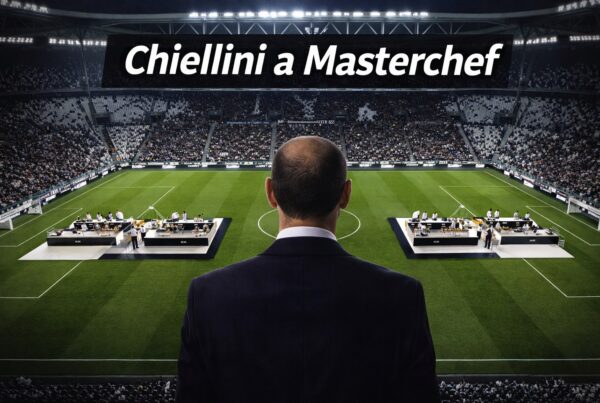 Giorgio Chiellini di spalle allo Juventus Stadium con due postazioni di cucina sul campo e scritta Chiellini a Masterchef in alto.