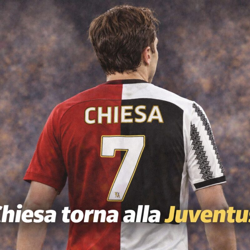 Federico Chiesa di spalle con maglia metà rossa e metà bianconera e scritta Chiesa torna alla Juventus