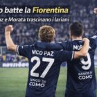Nico Paz e Álvaro Morata in Fiorentina Como Coppa Italia visti di spalle mentre esultano abbracciati in campo con la maglia blu del Como: Nico Paz con il numero 27 e Morata con il numero 9, entrambi con un braccio alzato. In alto la scritta “Como batte la Fiorentina” e sotto “Nico Paz e Morata trascinano i lariani”, con lo stadio e i tifosi sullo sfondo sfocati.