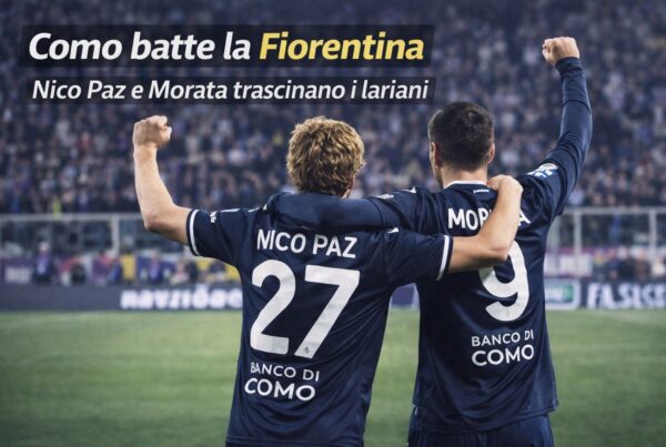 Nico Paz e Álvaro Morata in Fiorentina Como Coppa Italia visti di spalle mentre esultano abbracciati in campo con la maglia blu del Como: Nico Paz con il numero 27 e Morata con il numero 9, entrambi con un braccio alzato. In alto la scritta “Como batte la Fiorentina” e sotto “Nico Paz e Morata trascinano i lariani”, con lo stadio e i tifosi sullo sfondo sfocati.