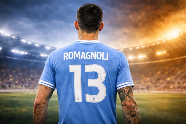Perché la Lazio vende Romagnoli: il difensore visto di spalle allo stadio con la maglia biancoceleste