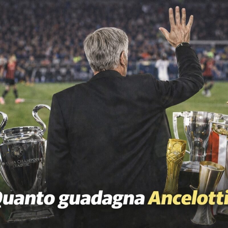 Carlo Ancelotti di spalle a bordo campo durante una partita mentre richiama i giocatori con la scritta quanto guadagna ancelotti