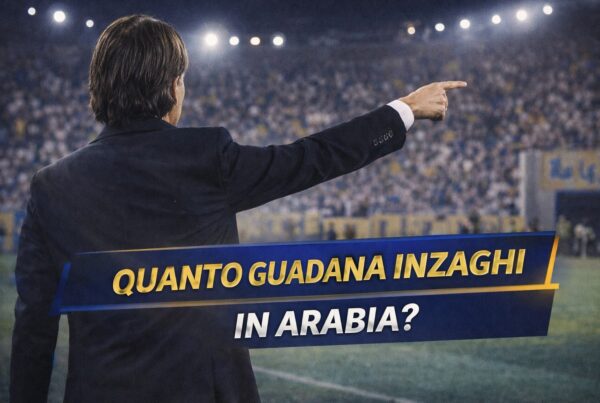 Simone Inzaghi di spalle in panchina mentre indica il campo con la scritta Quanto guadagna Inzaghi in Arabia?