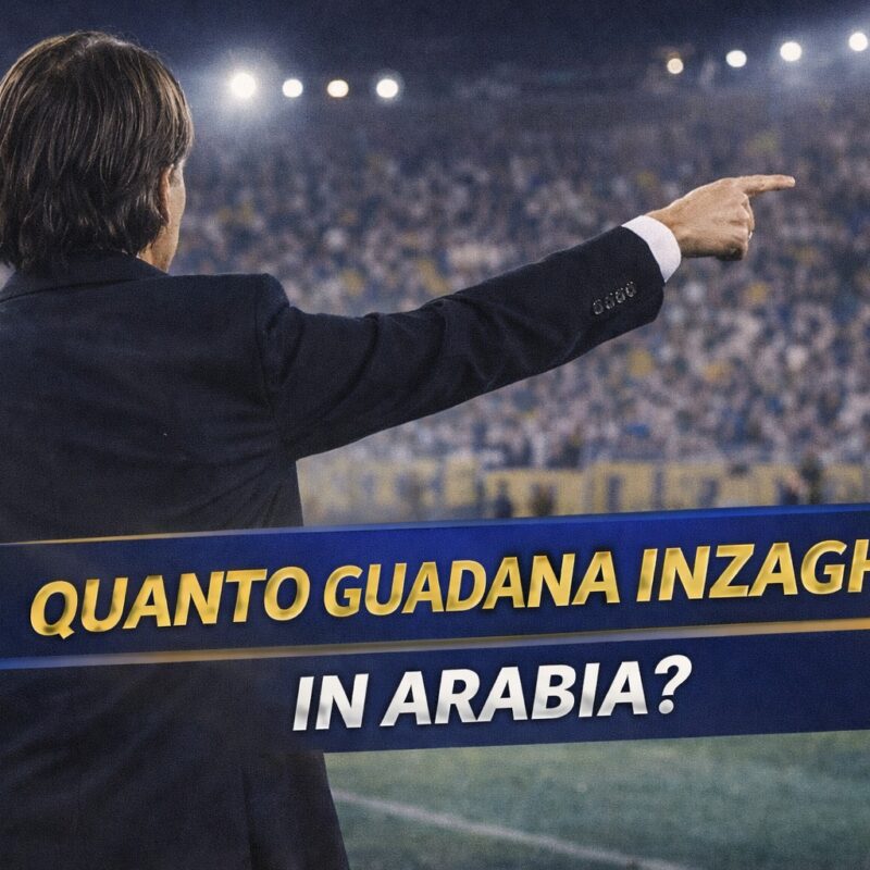 Simone Inzaghi di spalle in panchina mentre indica il campo con la scritta Quanto guadagna Inzaghi in Arabia?