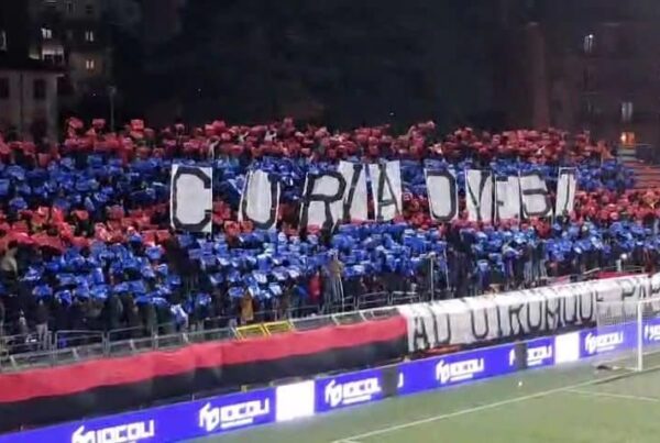 Curva del Potenza gremita di tifosi con coreografia rosso e blu e striscione “CURVA OVEST” esposto sugli spalti durante la partita Ternana Potenza Coppa Italia.