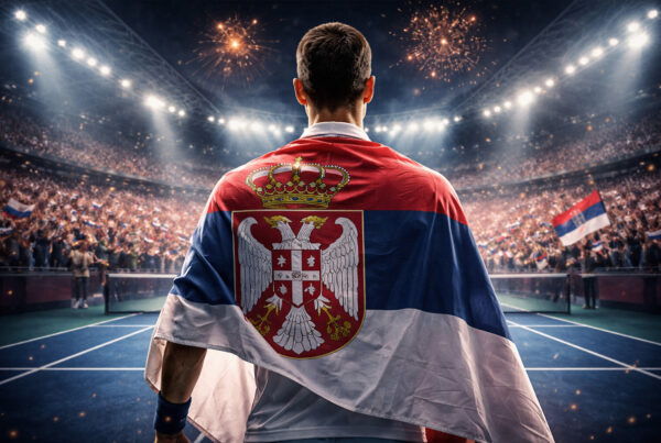 Tennista di spalle su un campo illuminato con bandiera serba sulle spalle, simbolo del legame tra sport e Djokovic politica