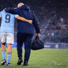 Infortunio Pedro: l’attaccante della Lazio di spalle esce dal campo sorretto dallo staff medico dopo il problema alla caviglia