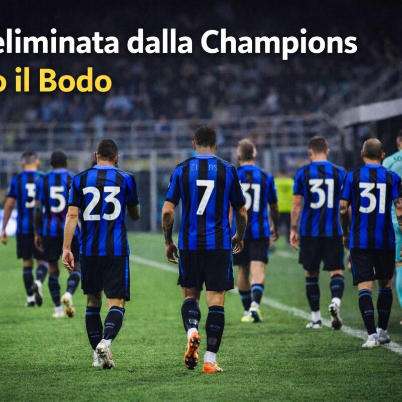 Giocatori dell’Inter in maglia nerazzurra ripresi di spalle mentre lasciano il campo verso il tunnel degli spogliatoi, con il titolo Inter eliminata dalla Champions contro il Bodo in alto.