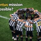 Giocatori della Juventus in maglia bianconera raccolti in cerchio sul campo visti dall’alto, con la scritta Juventus mission impossible? in evidenza