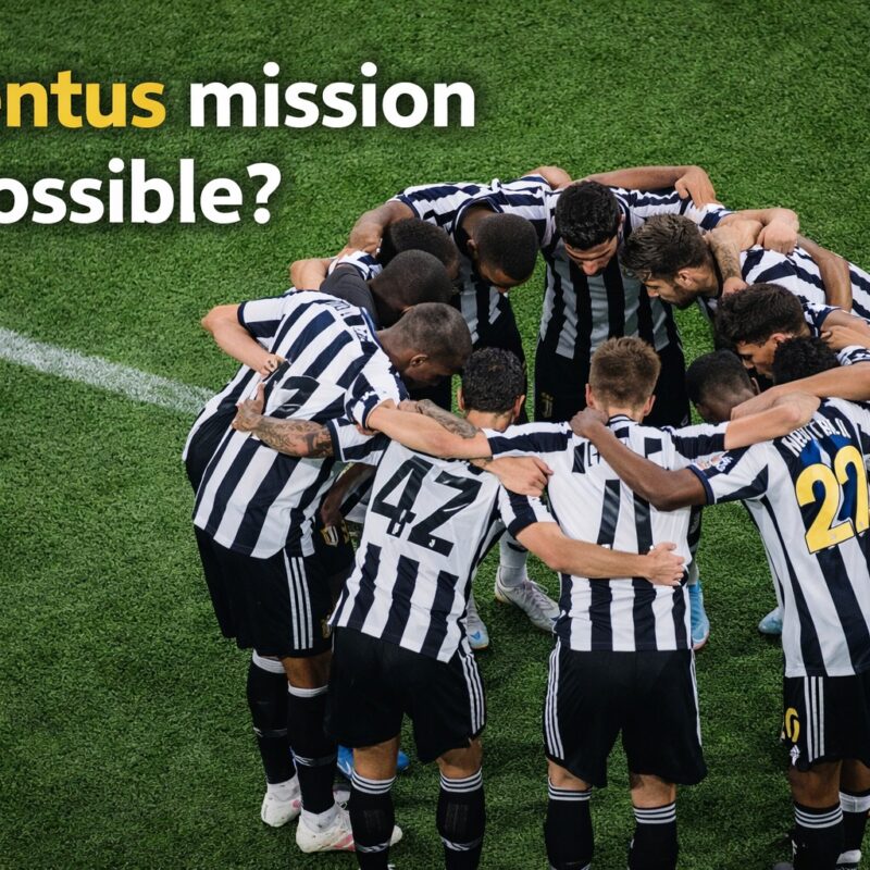 Giocatori della Juventus in maglia bianconera raccolti in cerchio sul campo visti dall’alto, con la scritta Juventus mission impossible? in evidenza