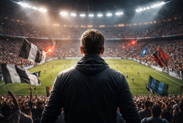 Figura di spalle in uno stadio di Serie A durante una partita decisiva, scena simbolica dell’analisi di Massimo Mauro Serie A tra scudetto e Champions.
