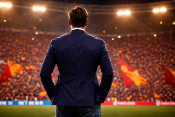 Totti di spalle allo Stadio Olimpico mentre guarda i tifosi: Totti torna alla Roma