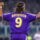Che fine ha fatto Batistuta: Gabriel Batistuta di spalle con la maglia numero 9 della Fiorentina durante una partita