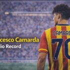 Francesco Camarda di spalle con maglia giallorossa stile Lecce numero 70 e scritta “Francesco Camarda – Esordio Record