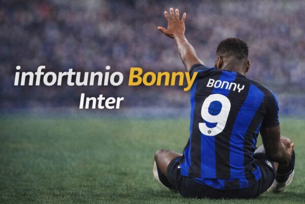 Bonny seduto a centrocampo di spalle con la maglia dell’Inter, mano alzata per il cambio e scritta “ nfortunio Bonny Inter.