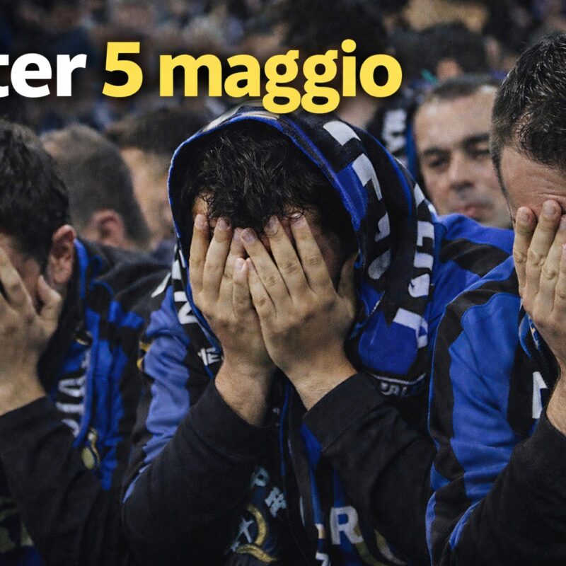 tifosi dell’Inter in maglia nerazzurra con le mani sul volto in segno di disperazione sugli spalti, con la scritta in evidenza Inter 5 maggio in alto.