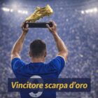 Cos’è la Scarpa d’Oro – calciatore di spalle con maglia azzurra alza il trofeo della Scarpa d’Oro in uno stadio illuminato.