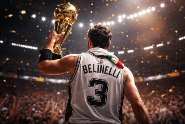 Marco Belinelli di spalle mentre solleva il trofeo Larry O’Brien dopo la vittoria del titolo con gli Spurs