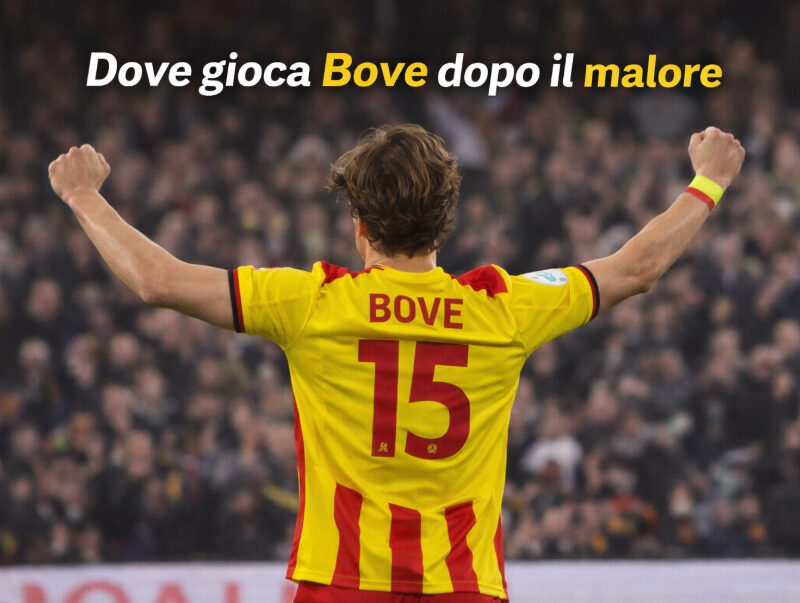 Calciatore di spalle con maglia gialla esulta dopo un gol con la scritta Dove gioca Bove dopo il malore.