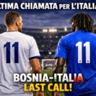 Due calciatori ripresi di spalle al centro di uno stadio illuminato di notte osservano il campo da gioco: a sinistra un giocatore con maglia bianca della Bosnia con numero 11 blu, a destra un giocatore con maglia azzurra dell’Italia con numero 11 bianco. Sullo sfondo si vede una folla sfocata sugli spalti e i riflettori accesi che illuminano il terreno verde. In alto campeggia la scritta ULTIMA CHIAMATA PER L’ITALIA AI MONDIALI in caratteri grandi e bianchi, mentre in basso compare “BOSNIA-ITALIA” con un richiamo ai colori della bandiera italiana e sotto la scritta gialla “LAST CALL!”, enfatizzando un momento decisivo e carico di tensione sportiva.