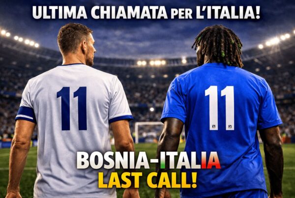 Due calciatori ripresi di spalle al centro di uno stadio illuminato di notte osservano il campo da gioco: a sinistra un giocatore con maglia bianca della Bosnia con numero 11 blu, a destra un giocatore con maglia azzurra dell’Italia con numero 11 bianco. Sullo sfondo si vede una folla sfocata sugli spalti e i riflettori accesi che illuminano il terreno verde. In alto campeggia la scritta ULTIMA CHIAMATA PER L’ITALIA AI MONDIALI in caratteri grandi e bianchi, mentre in basso compare “BOSNIA-ITALIA” con un richiamo ai colori della bandiera italiana e sotto la scritta gialla “LAST CALL!”, enfatizzando un momento decisivo e carico di tensione sportiva.
