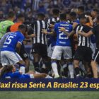 Maxi rissa Serie A Brasile con giocatori coinvolti in una mischia in area di rigore durante Cruzeiro-Atletico Mineiro.