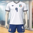 La nuova maglia dell'Italia bianca su manichino con dettagli blu e numero 9 in evidenza.