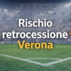 Grafica con campo da calcio e classifica sfocata di Serie A, con il Verona evidenziato e la scritta Rischio retrocessione Verona.