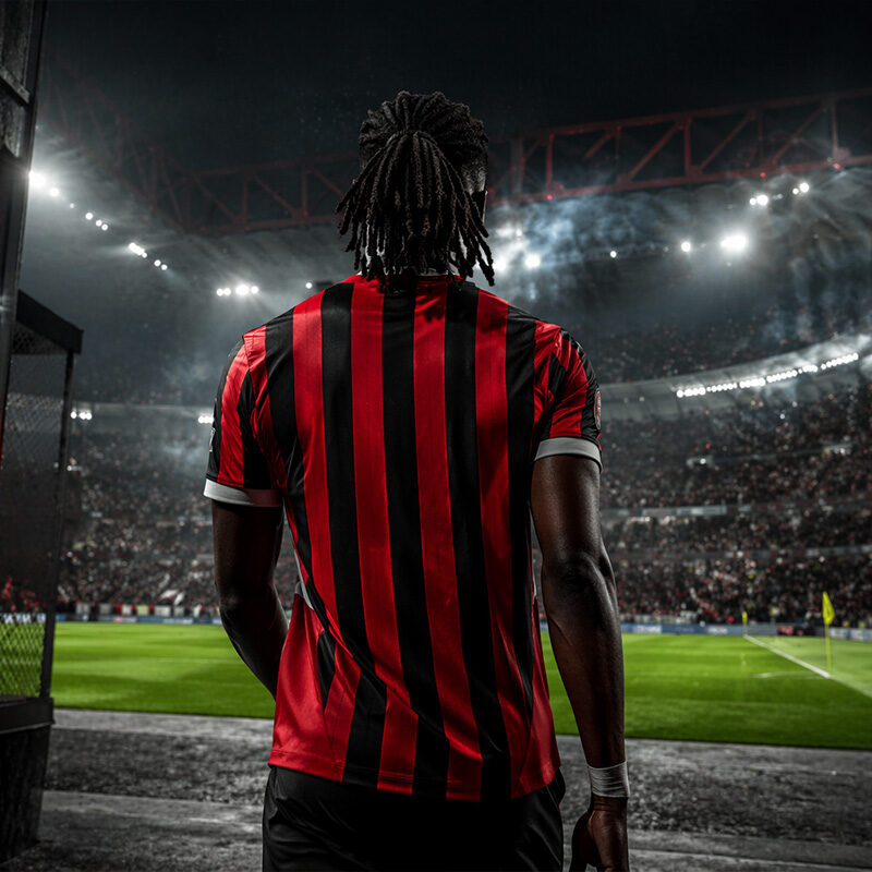 Costo Leao: calciatore di spalle entra in campo illuminato nello stadio