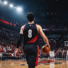 Deni Avdija Portland in azione di spalle durante una partita NBA in un’arena gremita