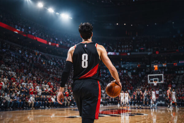 Deni Avdija Portland in azione di spalle durante una partita NBA in un’arena gremita