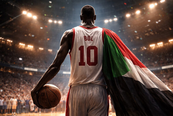 Manute Bol di spalle in campo da basket durante partita NBA, immagine realistica sportiva