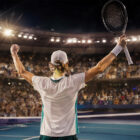 Tennista di spalle festeggia la vittoria in campo durante il ritorno al vertice del ranking ATP di Sinner