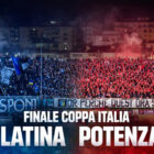 Tifosi di Latina e Potenza allo stadio durante la finale di Coppa Italia, con coreografie contrapposte blu e rosse e scritta Finale Coppa Italia Latina Potenza.
