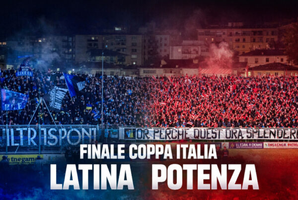 Tifosi di Latina e Potenza allo stadio durante la finale di Coppa Italia, con coreografie contrapposte blu e rosse e scritta Finale Coppa Italia Latina Potenza.