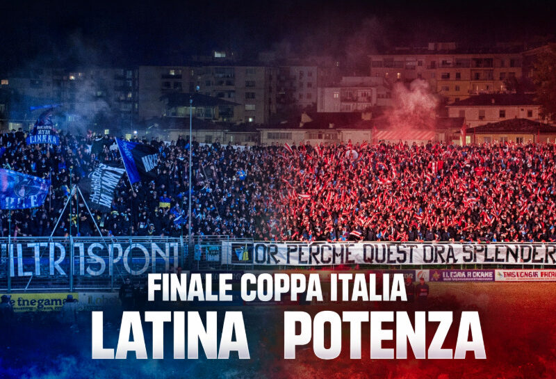 Tifosi di Latina e Potenza allo stadio durante la finale di Coppa Italia, con coreografie contrapposte blu e rosse e scritta Finale Coppa Italia Latina Potenza.