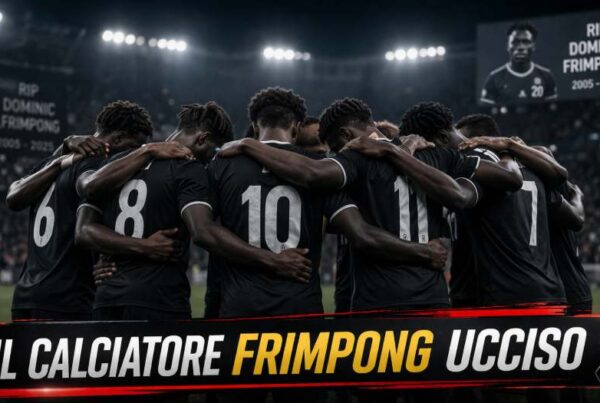 Il calciatore Frimpong ucciso: squadra di calcio in cerchio di spalle in segno di lutto con banner commemorativo in basso