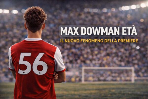 Calciatore giovane di spalle con maglia rossa stile Arsenal numero 56 e braccia incrociate, con scritta Max Dowman Età su sfondo grigio