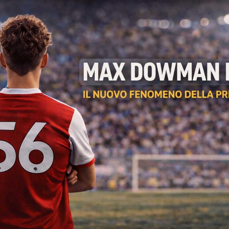 Calciatore giovane di spalle con maglia rossa stile Arsenal numero 56 e braccia incrociate, con scritta Max Dowman Età su sfondo grigio