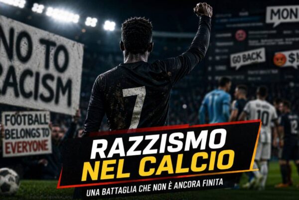 Razzismo nel calcio: giocatore di spalle con pugno alzato in stadio notturno, cartelli contro il razzismo e grafica sportiva con titolo in evidenza